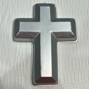 Wilton Cross cake mold